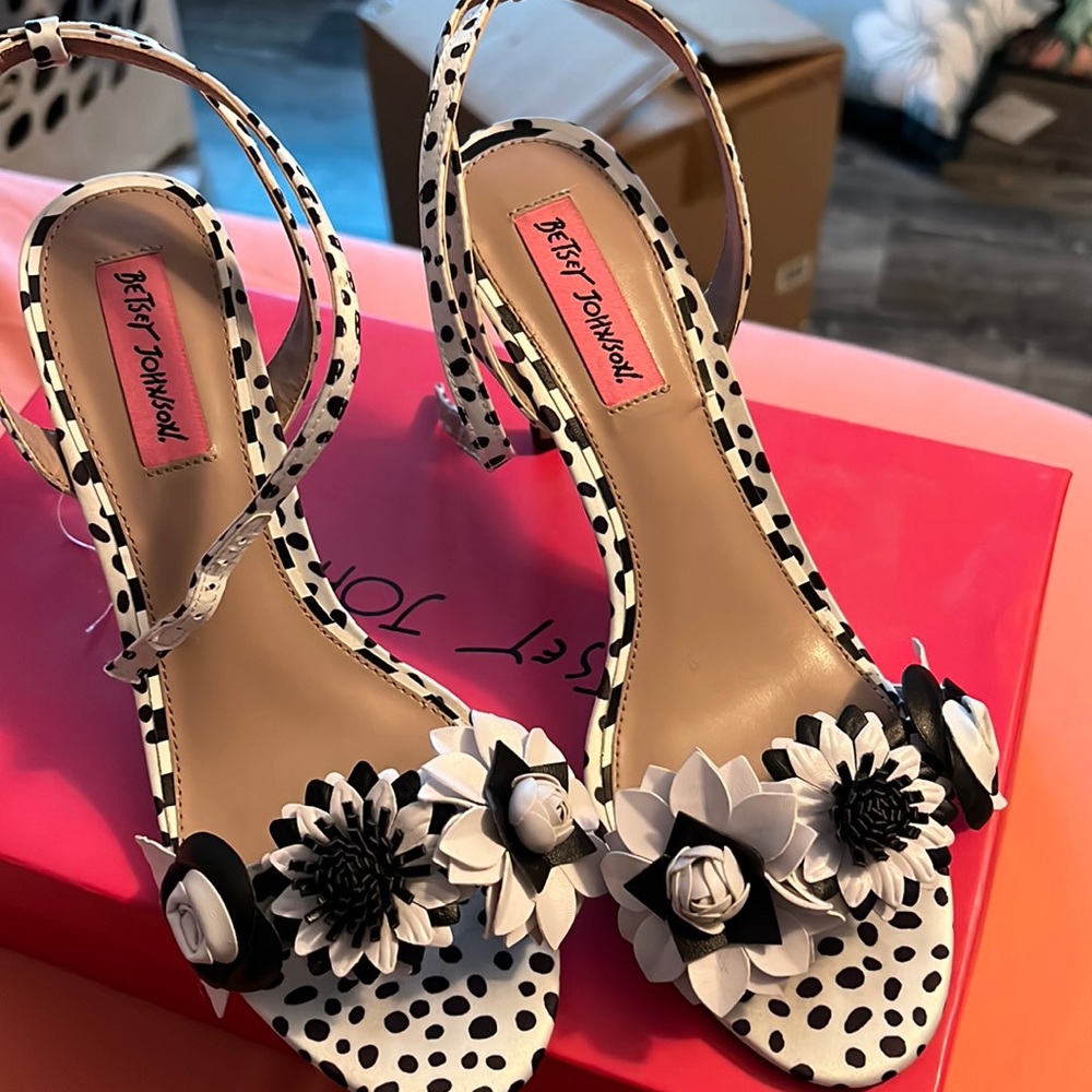 Betsy Johnson Fluer Dalmation sandals